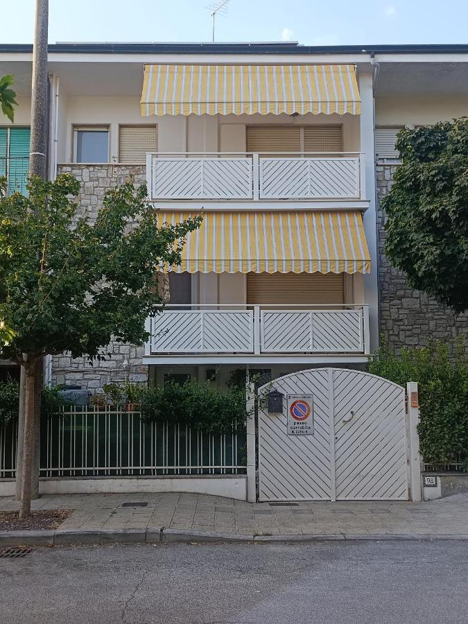 Il Don Minzoni 98 "Casa Vacanze" Лидо Ди Камайоре Екстериор снимка
