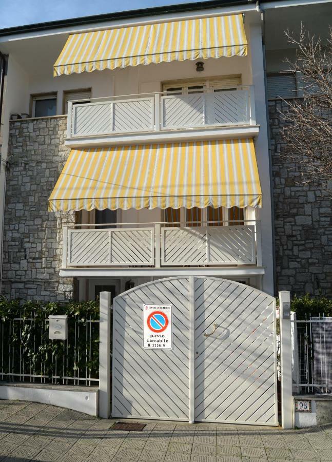 Il Don Minzoni 98 "Casa Vacanze" Лидо Ди Камайоре Екстериор снимка